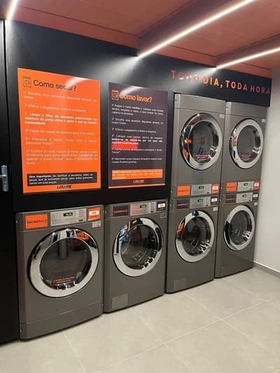 Máquinas de lavanderia self-service LAV.ME numa unidade franqueada